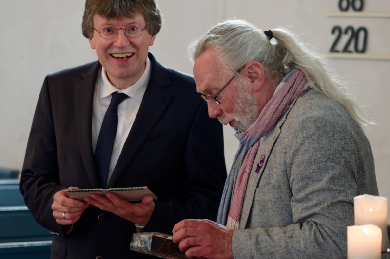 Winfried Dahlke freut sich über den Orgelkalender