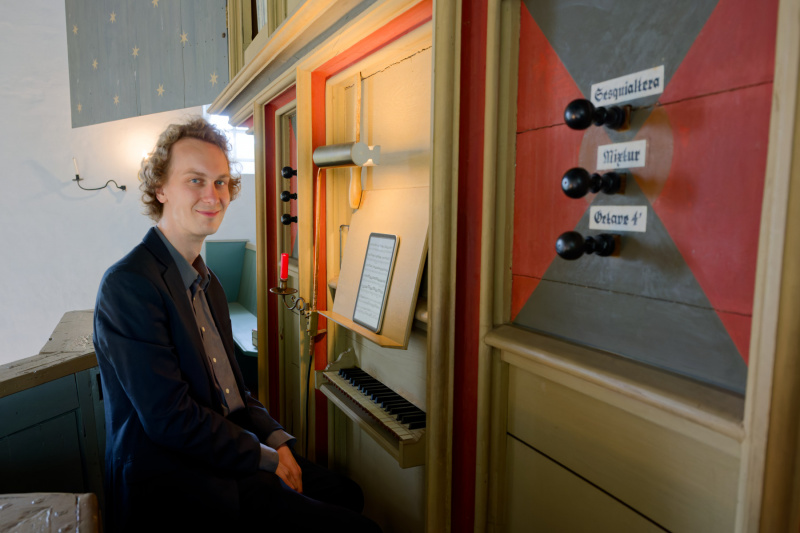 Michael Bennett vor der Rysumer Orgel