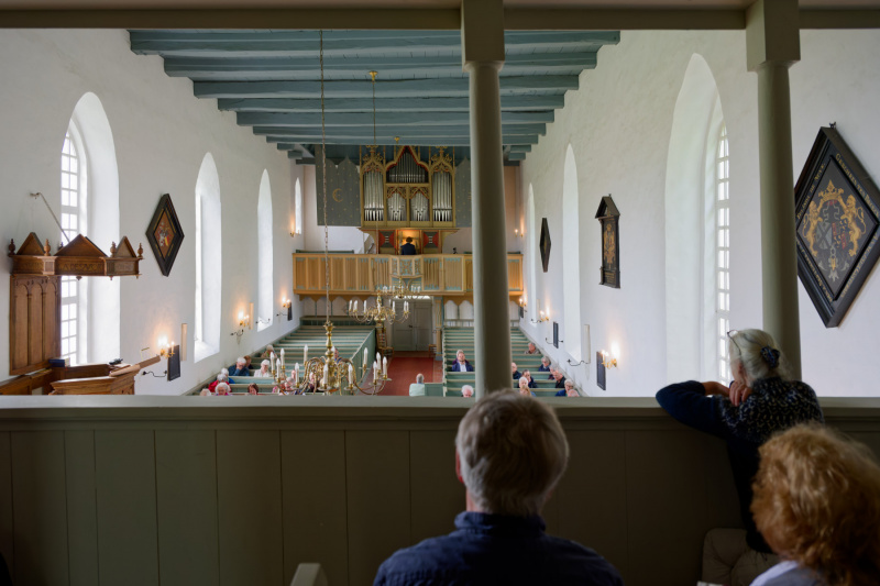 Blick von der gegenüberliegenden Empore auf die Orgel ...