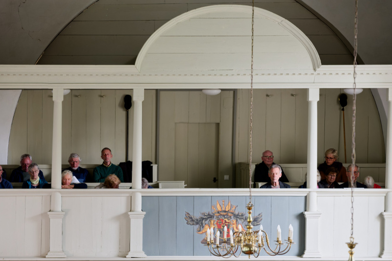 Blick von der Orgel auf die gegenüberliegende Empore