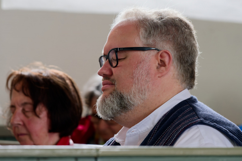 Auch Benjamin Otto, seit 1. April Vikar bei Pastor Frederik Koßmann, ist unter den Zuhörenden