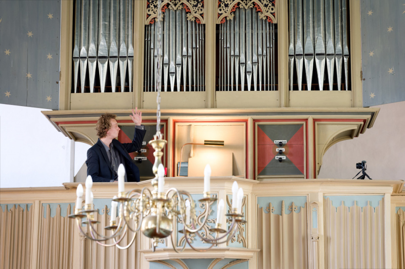 Der junge Organist dankt der alten Orgel, ...