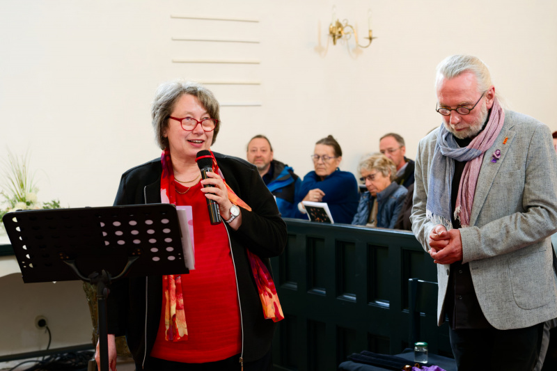 Gemeindepastorin Annette Hinzmann und Festivalleiter Siek Postma begrüßen das Ensemble und die Gäste