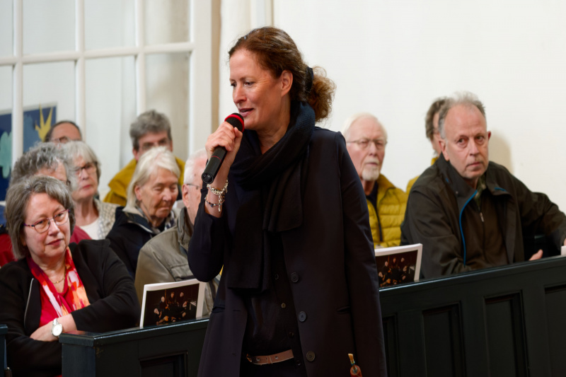 Katharina Bäuml: Nach dem ersten Stück ergreift die Leiterin der Capella das Wort