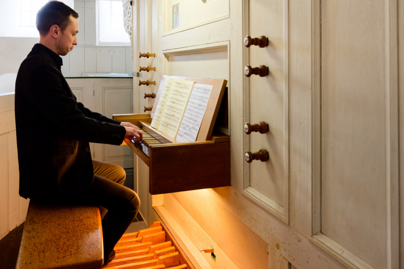 ... was Ilya Kulikov auf der Orgelempore spielt.