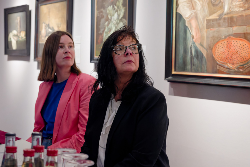 ... Dr. Constanze Köster von der Museumsförderung der Fielmann Group AG und Regina Külpmann (Fielmann-Niederlassung Emden)