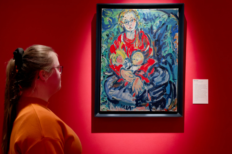 Betrachtet stolz ihr Bildnis im Museum: Lea Peters