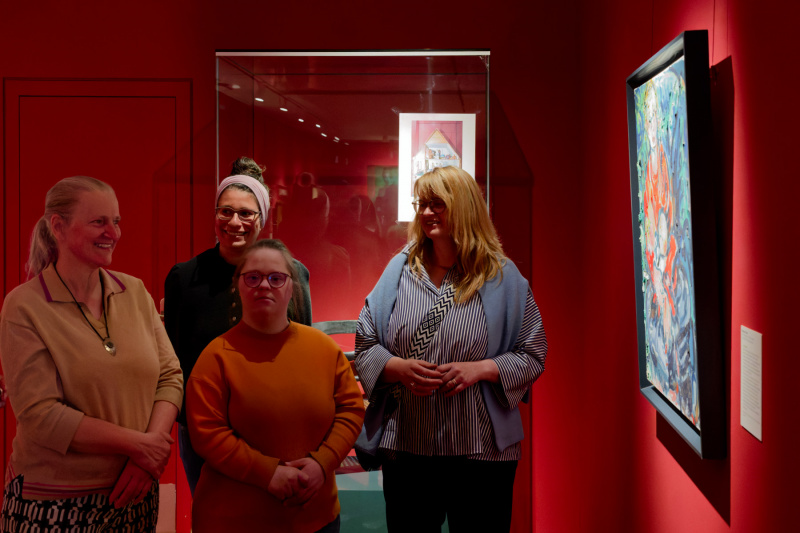 Die Freue über das neue Bild im Museum ist groß: Linda Peters, Jasmin Alley, Lea Peters und Silke Reblin