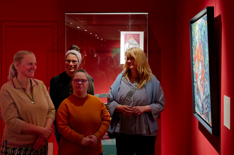 Die Freude über das neue Bild im Museum ist groß: Linda Peters, Jasmin Alley, Lea Peters und Silke Reblin