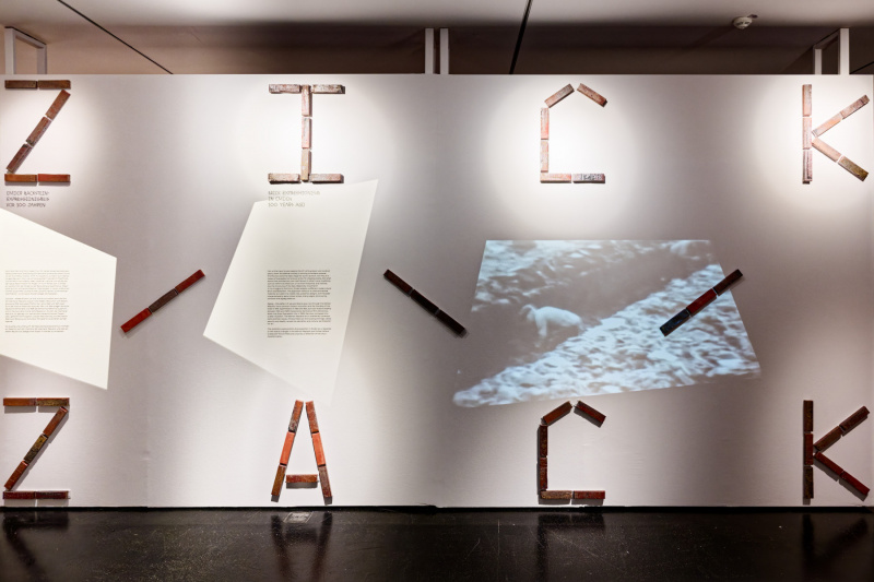 Zickzack! Eingang zur aktuellen Ausstellung im Ostfriesischen Landesmuseum Emden