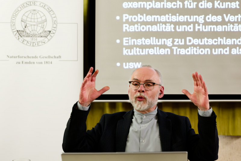 Michael Weichenhan trägt engagiert vor ...