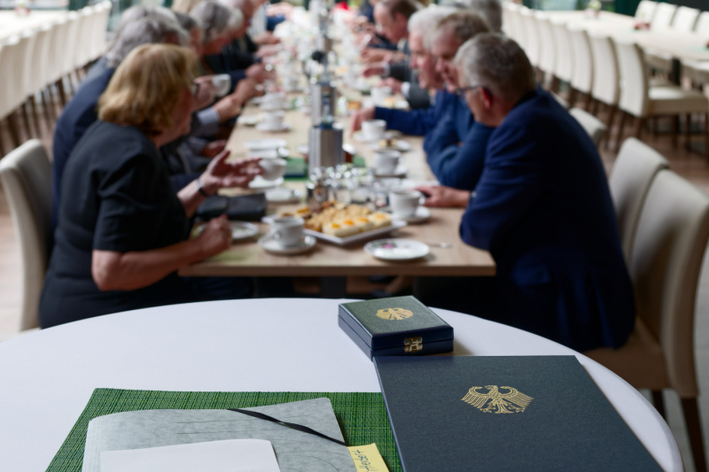Urkunde und Bundesverdienstkreuz liegen bereit