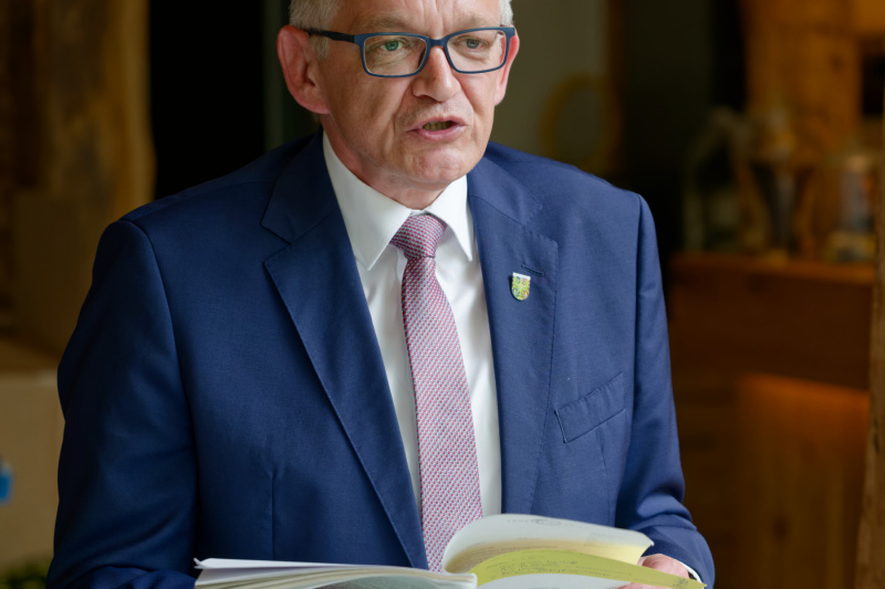 Landrat Olaf Meinen und die Akte "BVK Herbert Müller"