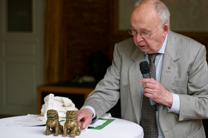 Dr. Gerhard Stauch bringt zwei Bronzelöwen mit