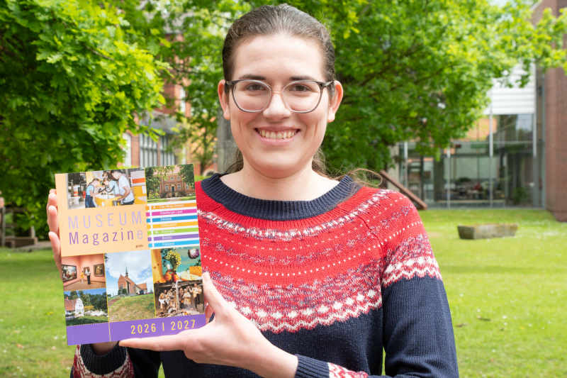 Lara Wendel, Mitarbeiterin des Museumsverbunds Ostfriesland, mit dem neuen MuseumMagazin(e).