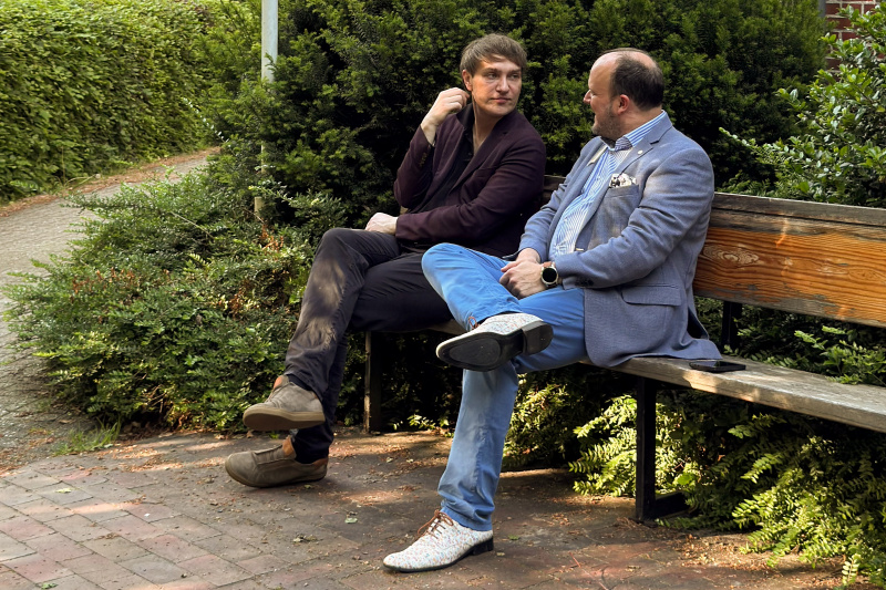Gespräch vor der Kirche: Nils Mönkemeyer und Raoul-Philip Schmidt, Organisationsleiter des Festivals