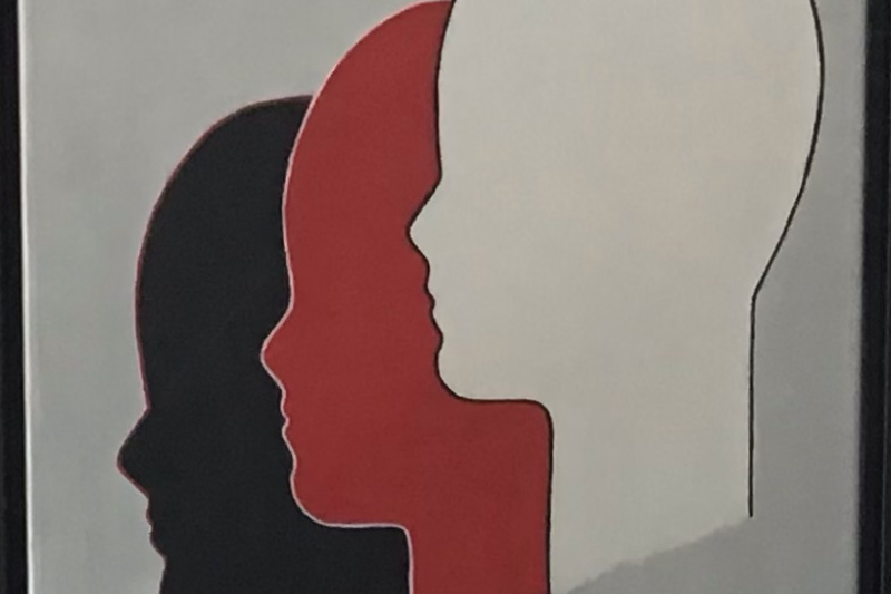 Drei verschiedenfarbige Köpfe im Profil