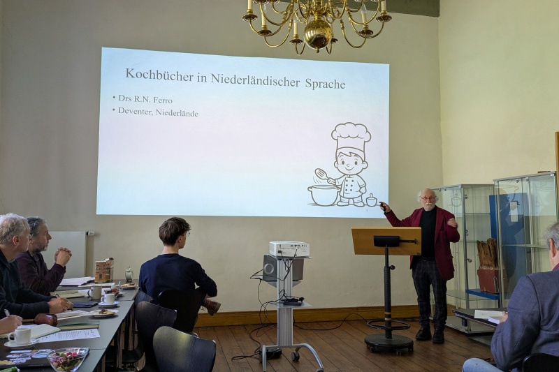 Rudolf Nunes Ferro stellte niederländischsprachige Kochbücher aus dem deutschen Raum vor