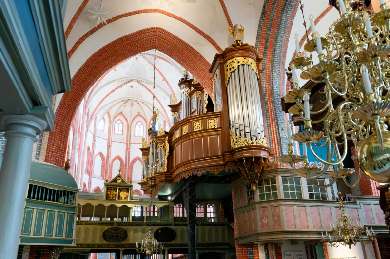 ... und hoch zur mächtigen Orgel
