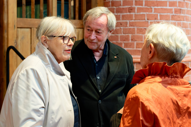 ... mit Anni von der Lage, die selbst Sommerausstellungen in der Kirche von Upleward organisiert.