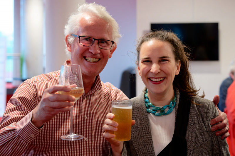 Gute Stimmung vor der Premiere: Dr. Jan Amelsbarg, Wirtschaftsbeauftragter für die Gezeitenkonzerte, mit Wiebke Schoon, zuständig für Organisation und Kundenbetreuung