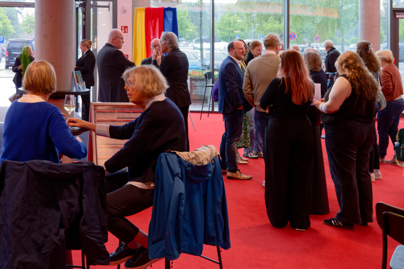 Lockere Stimmung im Foyer