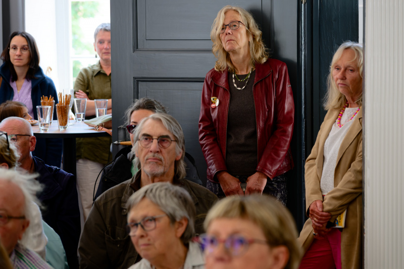 Vor der Tür stehend: Dr. Annette Kanzenbach, Kuratorin im Ostfriesischen Landesmuseum und Christiane Schnelle