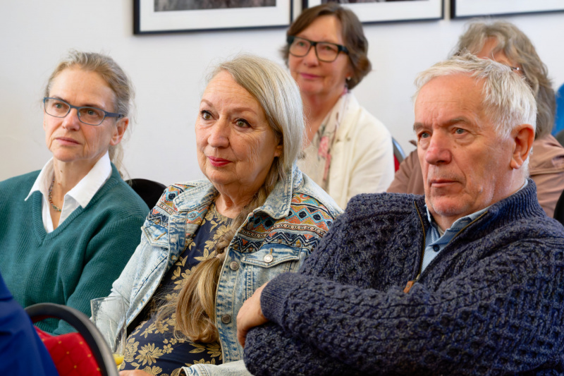 Susanne Augat, Leiterin des Kunsthauses Leer (links) und Ida Oelke, Holzschnitt-Künstlerin aus Esens (hinten)