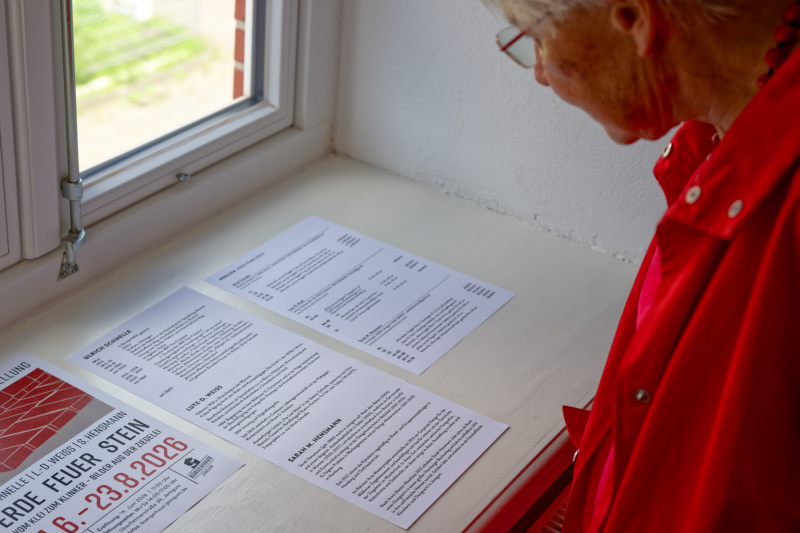 Ausstellungsplakat, Lebensläufe und Katalogblatt liegen zur Ansicht aus