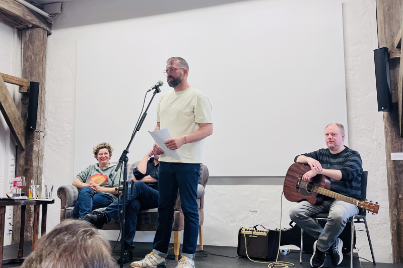 Björn auf der Bühne in der alten Pastorei