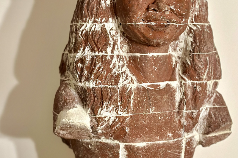 Gesicht eines Kindes, Büste aus Backstein
