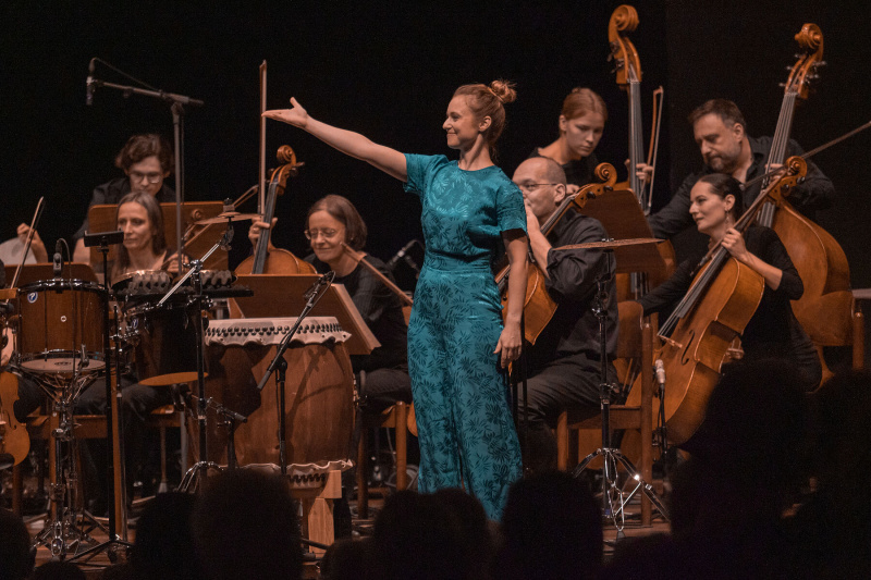 Lucy Landymore und das Deutsche Kammerorchester Berlin