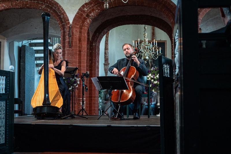 Kateřina Englichová und Petr Nouzovský vor dem steinernen Lettner der Marienkirche von Nesse