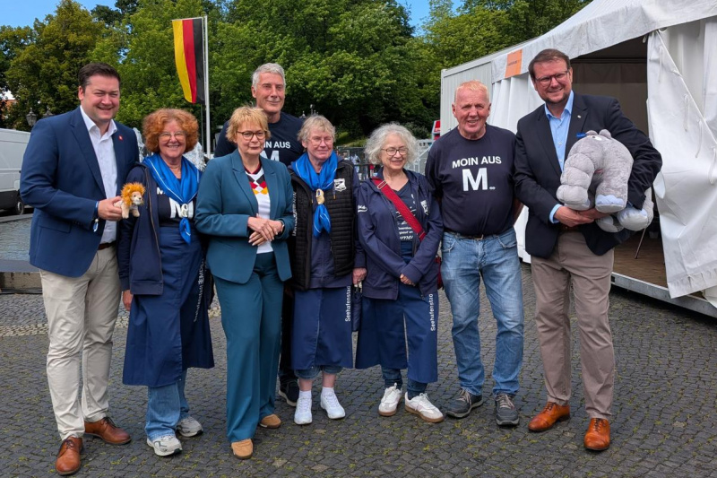 Zusammentreffen in Braunschweig: Oberbürgermeister Dr. Thorsten Kornblum, Christa Siefkens, Innenministerin Daniela Behrens, Wilfried Behrensdorf, Karin van der Wall, Edith Siefkens, Didi Oltrop und Tim Kruithoff.