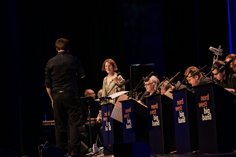 Außergewöhnliches Crossover: Sabine Santjer, die Nordwest Bigband mit Dirigent Malte Schiller