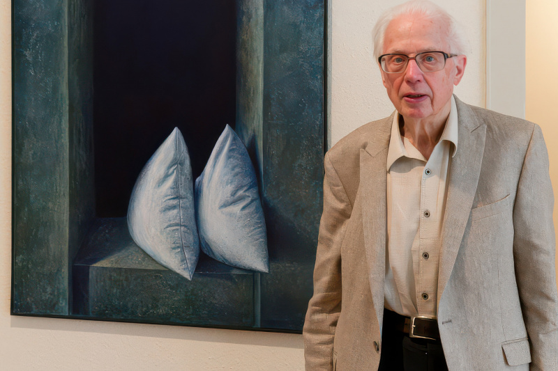 Dr. Walter Baumfalk, im Hintergrund ein Bild von Hanna Lömker-Rühmann aus Großefehn