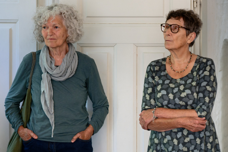 ... lauschen Künstlerinnen (Katharina Schultz und Hielkje van Damme) ...