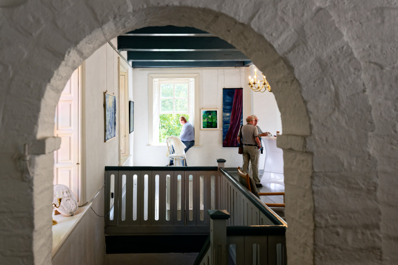 Blick über die Treppe in den Saal