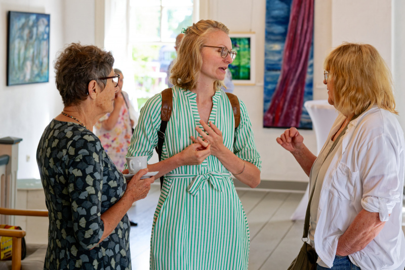Kunsthistorikerin Sarah Byl (Mitte) im Gespräch mit Hielkje van Damme und Gaby Mrongowius