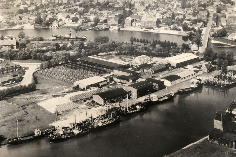 Luftaufnahme des Geländes der Leerer Heringsfischerei aus den 1950er Jahren.
