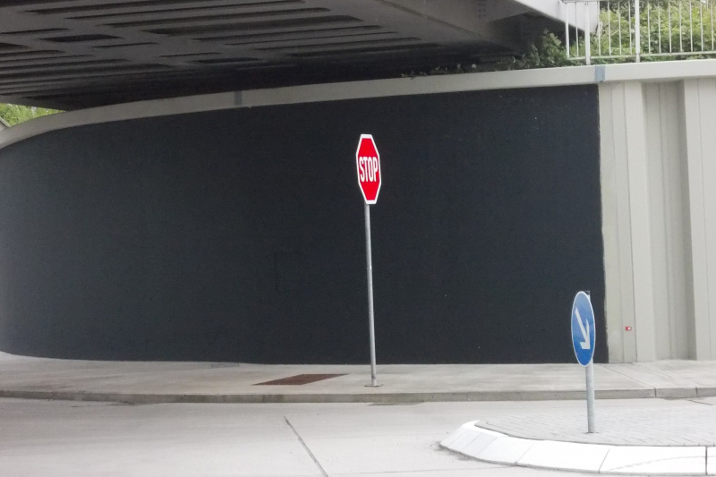  Noch ist alles kahl in Anthrazit. Farbe bringen im Trog derzeit nur die Verkehrsschilder.