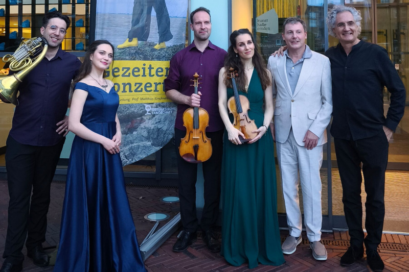 Das Ensemble vor dem Eingang der Kunsthalle: Hornist Tomás Figueiredo, Sopranistin Lilia-Fruz Bulhakova, Bratscher Lucas Schwengebecher, Geigerin Johanna Röhrig, Komponist, Pianist und Dirigent Ettore Prandi sowie Pianist Matthias Kirschnereit   