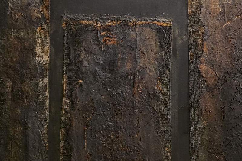 Detail eines abstrakten Werkes aus der Serie NACHZUSTAND mit dunklen, rostfarbenen Oberflächen und vertikalen architektonischen Strukturen.