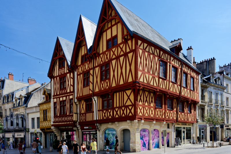 In der modernen Fußgängerzone von Dijon: Altes neben Neuem