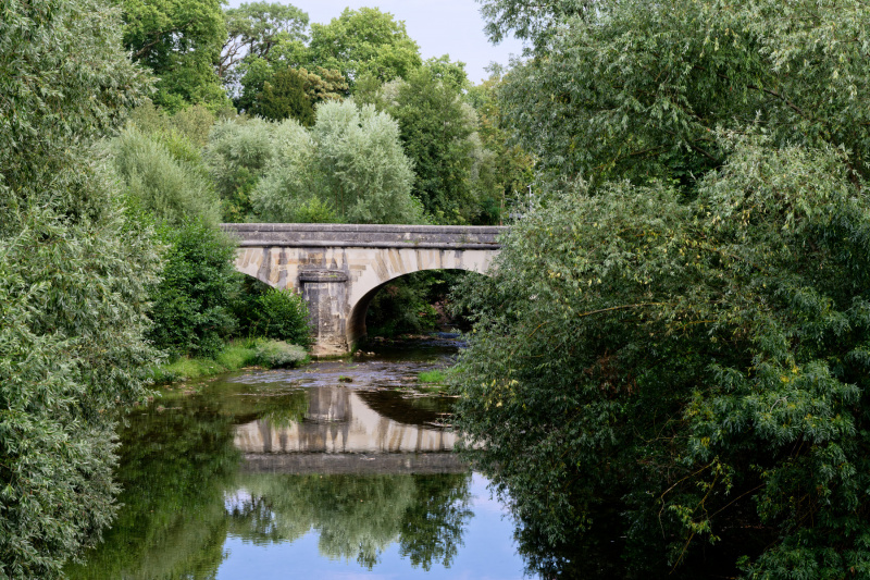 Die Ouche fließt hier direkt neben dem Canal de Bourgogne