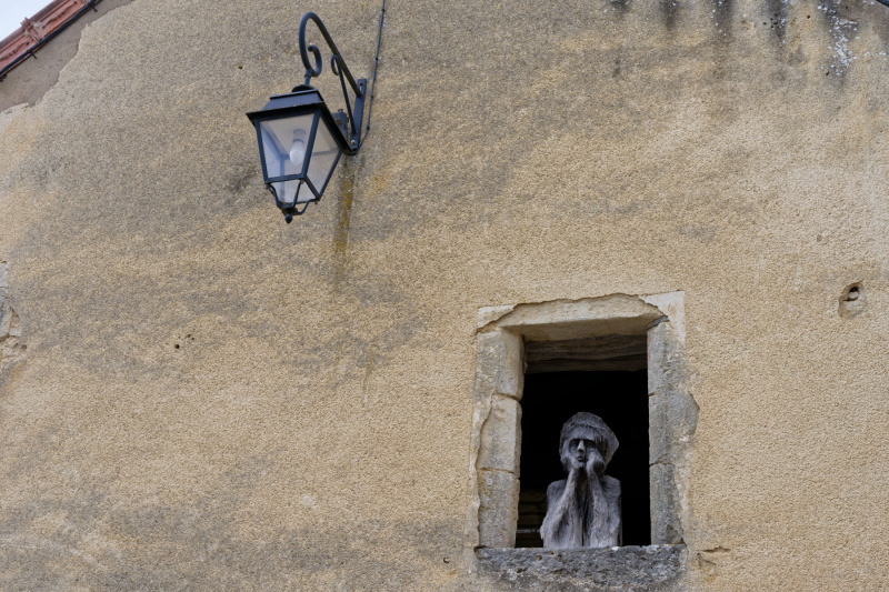 Flavigny-sur-Ozerain: Da schaut jemand stumm aus dem Fenster