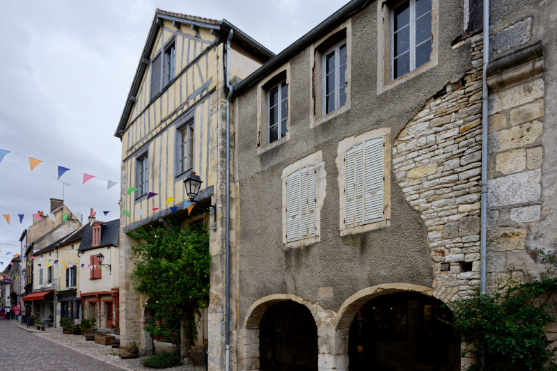 In der offiziellen Liste der schönsten Dörfer Frankreichs: Noyers-sur-Serein