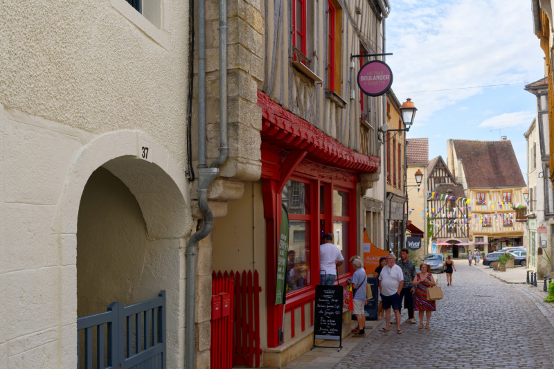 Vor der einzigen Bäckerei in Noyers: Die Menschen stehen Schlange