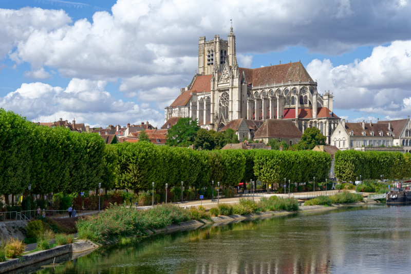 Die Kathedrale Saint-Étienne dominiert die Silhouette von Auxerre