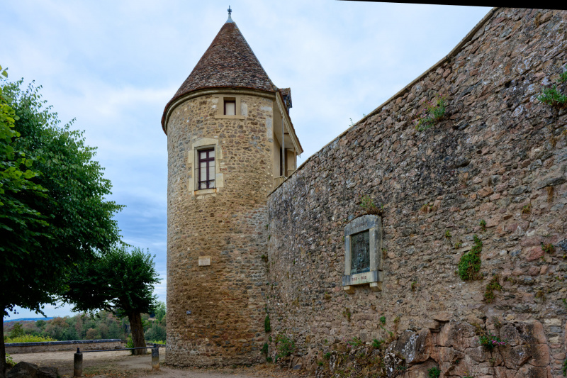 Avallon: Stadtbefestigung mit dem Tour Gaujard aus dem 15. Jahrhundert, an der Mauer ein Relief von Vauban